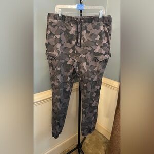 Airwalk Men's Gray Camouflage Cargo Pants